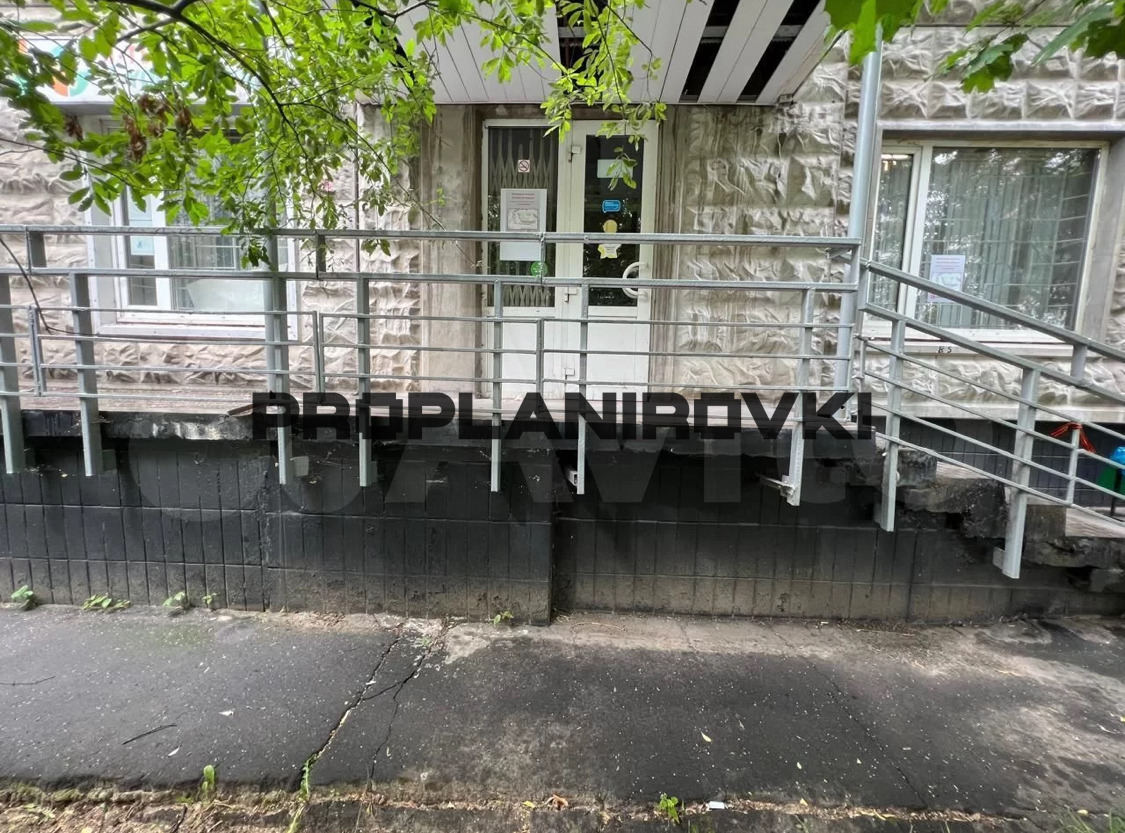 ЛОТ 3210. БЕЗ КОМИССИИ! ПРЕДЛОЖЕНИЕ ОТ СОБСТВЕННИКА! Сдается в аренду площадь свободного назначения в жилом доме.

Рассматриваются: бытовые услуги, фулфилмент, офис, магазин, массажный кабинет. Отдельный вход со двора, общая мокрая точка, место для вывески. Электросеть - 5 кВт. Договор субаренды. За