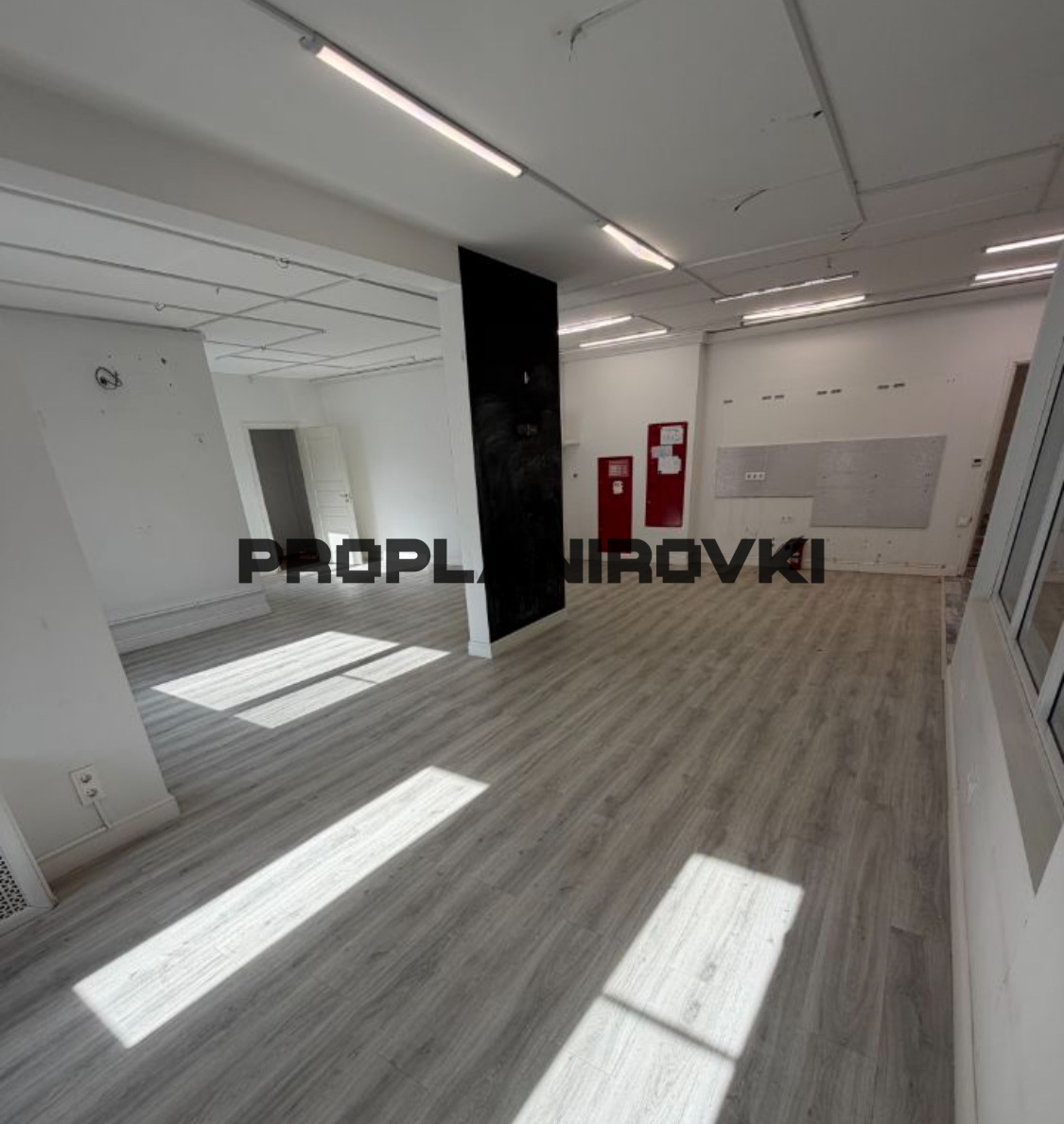 ЛОТ 3248. БЕЗ КОМИССИИ! ПРЕДЛОЖЕНИЕ ОТ СОБСТВЕННИКА! Сдается в аренду помещение свободного назначения с отдельным входом.

Дом находится на тропе ведущей к метро, отдельный вход с пандусом, рассматриваются все сферы деятельности. Высокий трафик, жилой массив на 3500 квартир, место для вывески, аренд