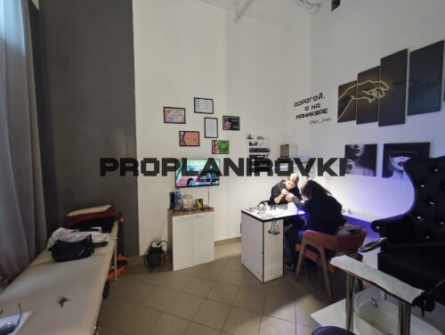 В аренду предлагается помещение свободного назначения площадью 17,5 кв.м., расположенное  в транспортной доступности от станции метро » Медведково». Отдельный вход, витринные окна. Густонаселенный район, интенсивный пешеходный и автомобильный трафики. Рядом находятся остановки общественного транспор