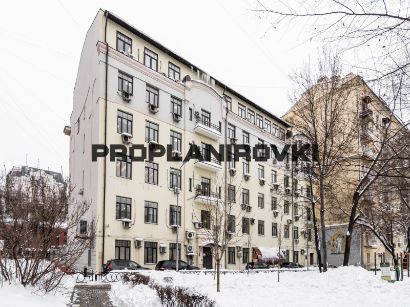 Сдаётся офисное помещение от собственника в Бизнес Центре Щепкина 3.

Офисный блок смешанной планировки. Четыре кабинета, два опен-спейса и переговорная комната, индивидуальный санузел.
Сдается впервые после ремонта.
Приточно-вытяжная вентиляция.
Отличная транспортная доступность: станции метро Суха