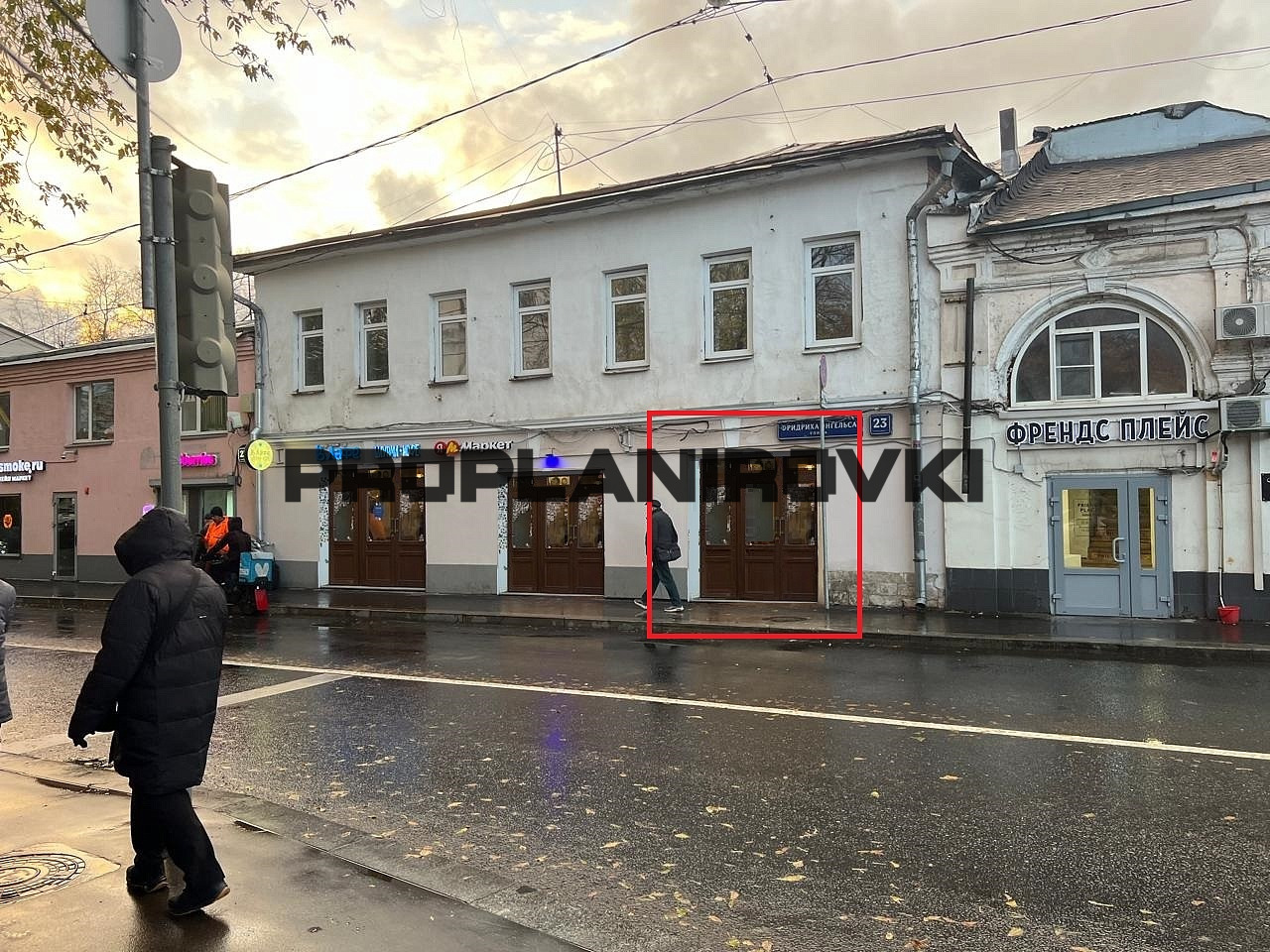 Предлагаем в аренду торгового помещения 33 кв.м., первая линия домов, оживленный перекресток, выделенная электрическая мощность 20 КВт, открытая планировка, отдельный вход с улицы. Подходит для любого вида деятельности: аптека, общепит, магазин и другие форматы.