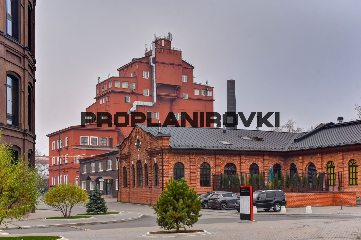 Офисное помещение.

Готово к въезду.

Просторный кабинет с окном. Лифт.

Паркинг наземный, вход в метро Курская, D2/D4 в нескольких шагах от здания.

Помещение в здании без реконструкции.

Дополнительные расходы:
- электричество по счётчику;
- интернет (14 провайдеров);
- уборка офиса;
- парковочный