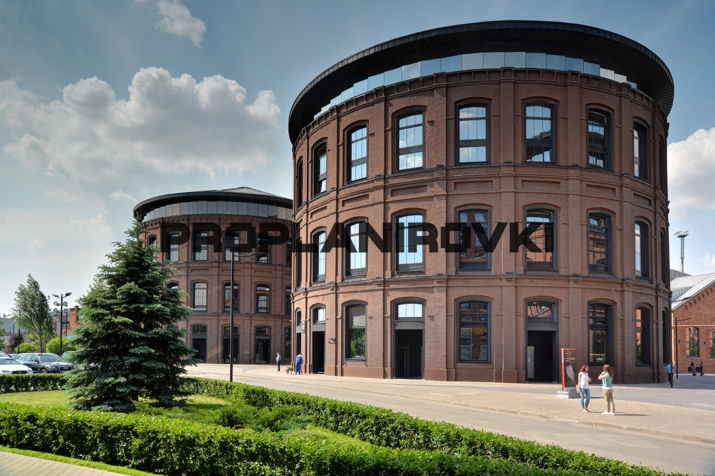 Офисное помещение.
Открытое пространство при входе + 4 кабинета + помещение под кухню.
Четыре больших окна.
Готово к въезду.
Центральный ресепшен на первом этаже. Турникеты, охрана.
Рядом большой наземный паркинг.
Вход в метро Курская, D2/D4 в двух шагах от здания.
Дополнительно расходы: электричест