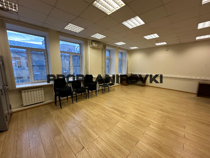 Сдается в аренду на длительный срок просторный офисный блок площадью 273,2 кв м. Помещение расположено на 4 этаже. Общий вход, есть пассажирский лифт.

Офис расположен в пешей доступности от метро Сокол. Рядом галерея магазинов, рестораны, кафе, спортивные клубы и детские развлекательные центры.

Ко