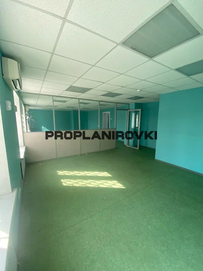 Арендаторам предлагаются офисные помещения в Бизнес центре по  ул. Лобачика, д.17. Площадь свободных помещений от 11,3 кв.м до 99.7 кв.м. Свободные помещения расположены с 1-го по 6-ой этаж.  На первом этаже есть изолированный офисный блок. В предлагаемых помещениях выполнена типовая офисная отделка